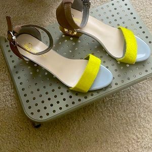 Cute Chic Sandals w/adorable unique heel